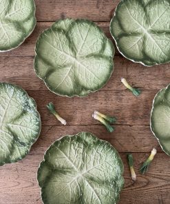 Alternative view of Cinq assiettes plates et un saladier en faïence verte feuille de chou – Italie années 60