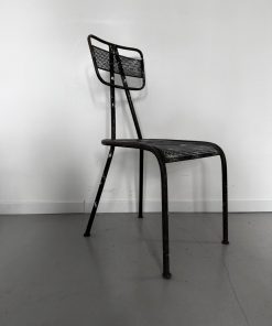 Chaise en métal perforé – dans le goût de René Malaval