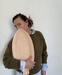 Alternative view of Grand plat de service en faïence émaillée rose poudré en forme de poisson