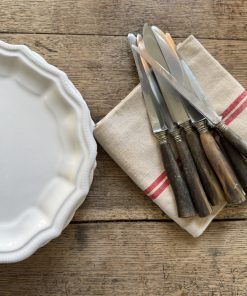 Alternative view of Suite de 7 couteaux anciens Prochat Lyon à manches en corne naturelle – France, milieu XXe siècle.