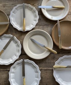 Suite de 11 couteaux de table anciens à manches en corne claire – France, milieu XXe siècle.