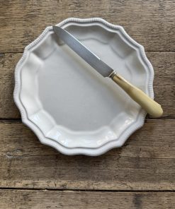 Alternative view of Suite de 11 couteaux de table anciens à manches en corne claire – France, milieu XXe siècle.