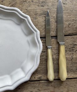 Alternative view of Suite de 12 couteaux à fromage à manches en corne – France, milieu XXe siècle.