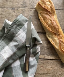 Suite de 7 couteaux anciens Prochat Lyon à manches en corne naturelle – France, milieu XXe siècle.