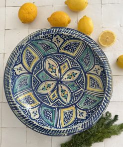 Alternative view of Très grand plat marocain en céramique émaillée – décor géométrique bleu, vert et jaune -  Safi, XXᵉ siècle