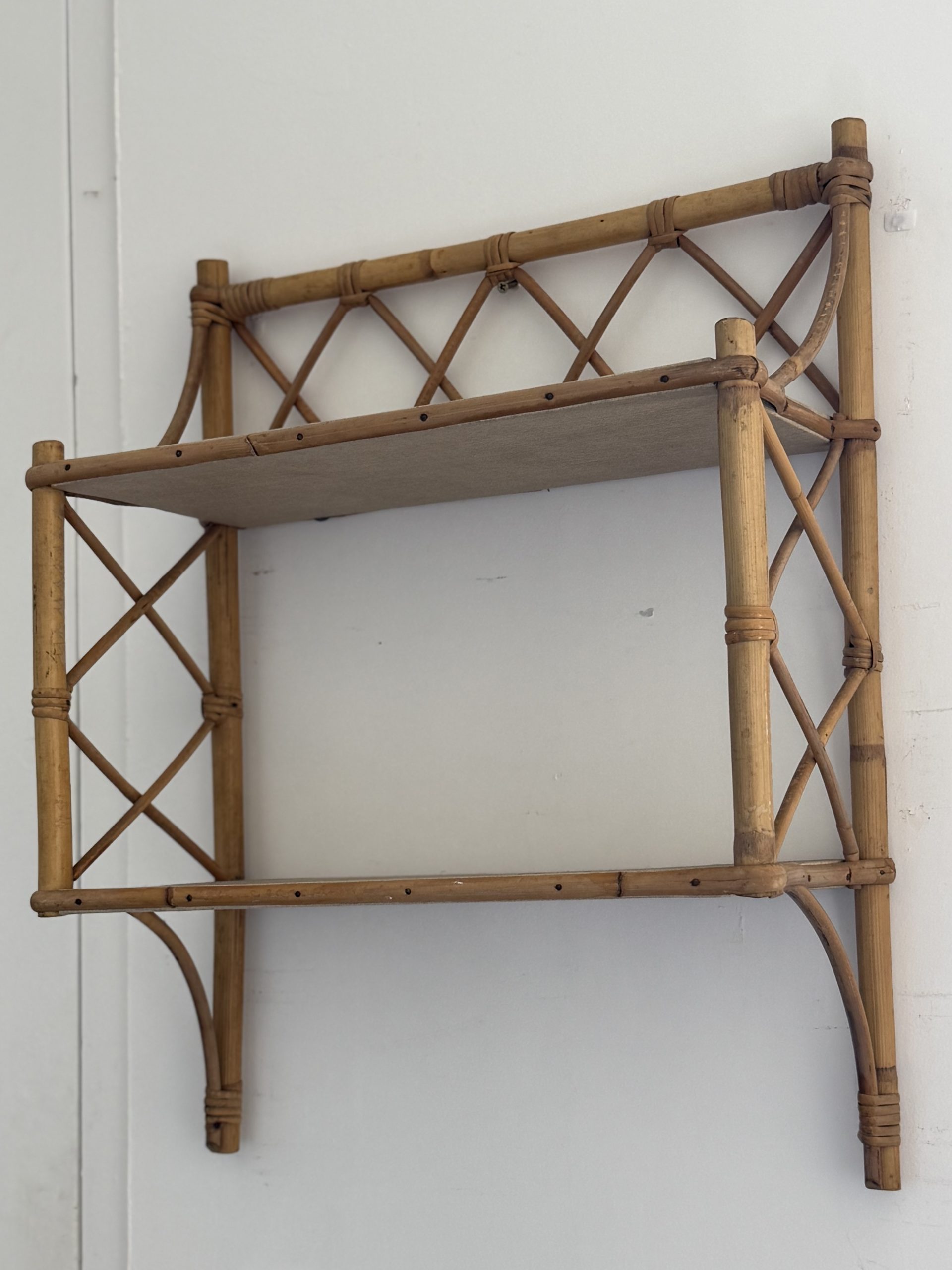 Étagère murale vintage en bambou et rotin – Image 2