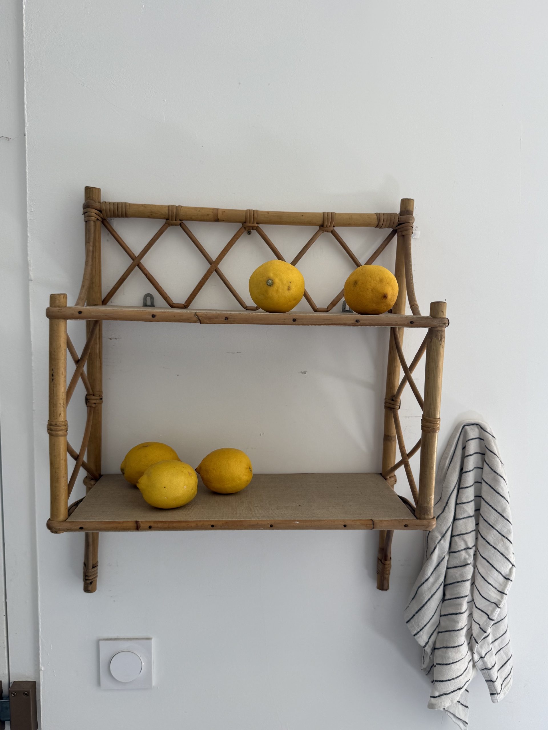 Étagère murale vintage en bambou et rotin