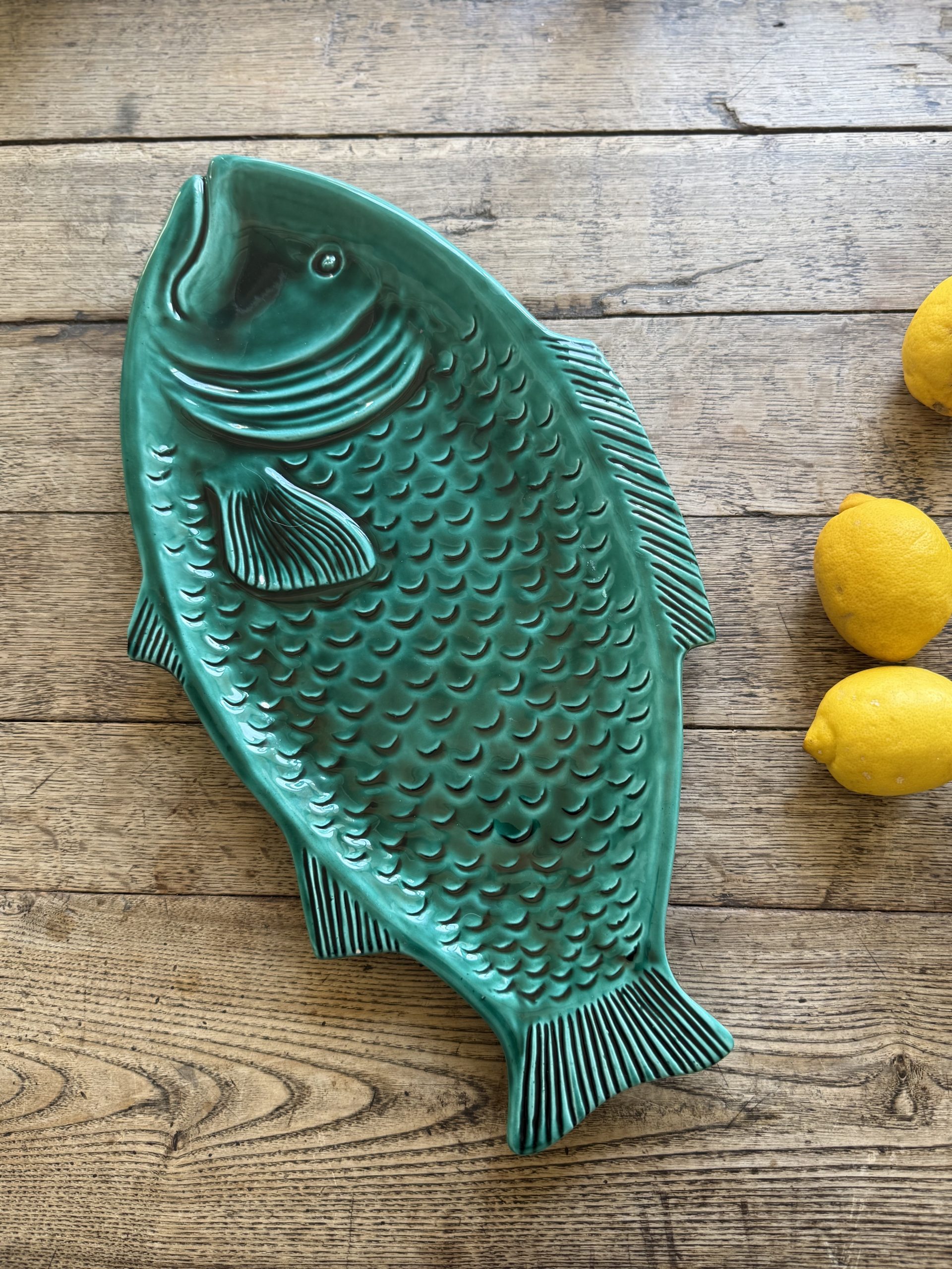 Grand plat poisson en céramique émaillée verte – années 60 – Image 2
