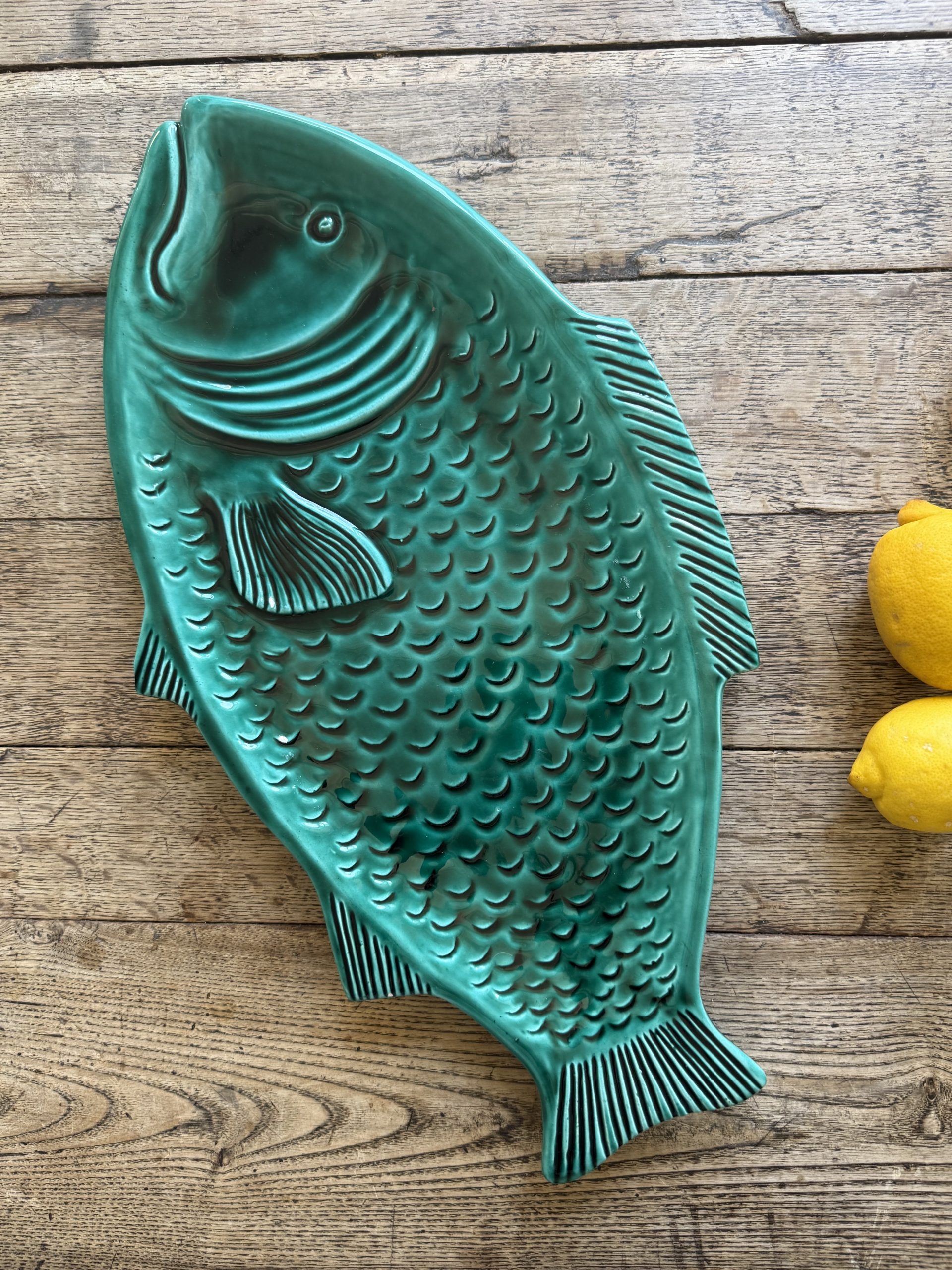 Grand plat poisson en céramique émaillée verte – années 60 – Image 4