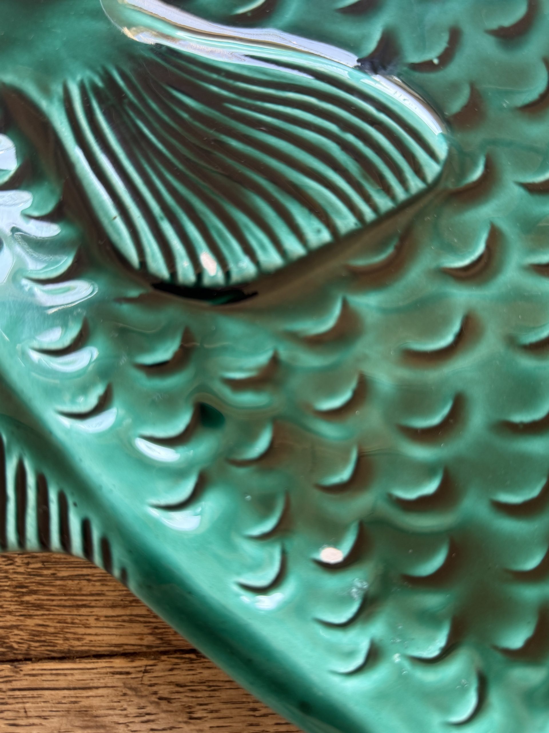 Grand plat poisson en céramique émaillée verte – années 60 – Image 8