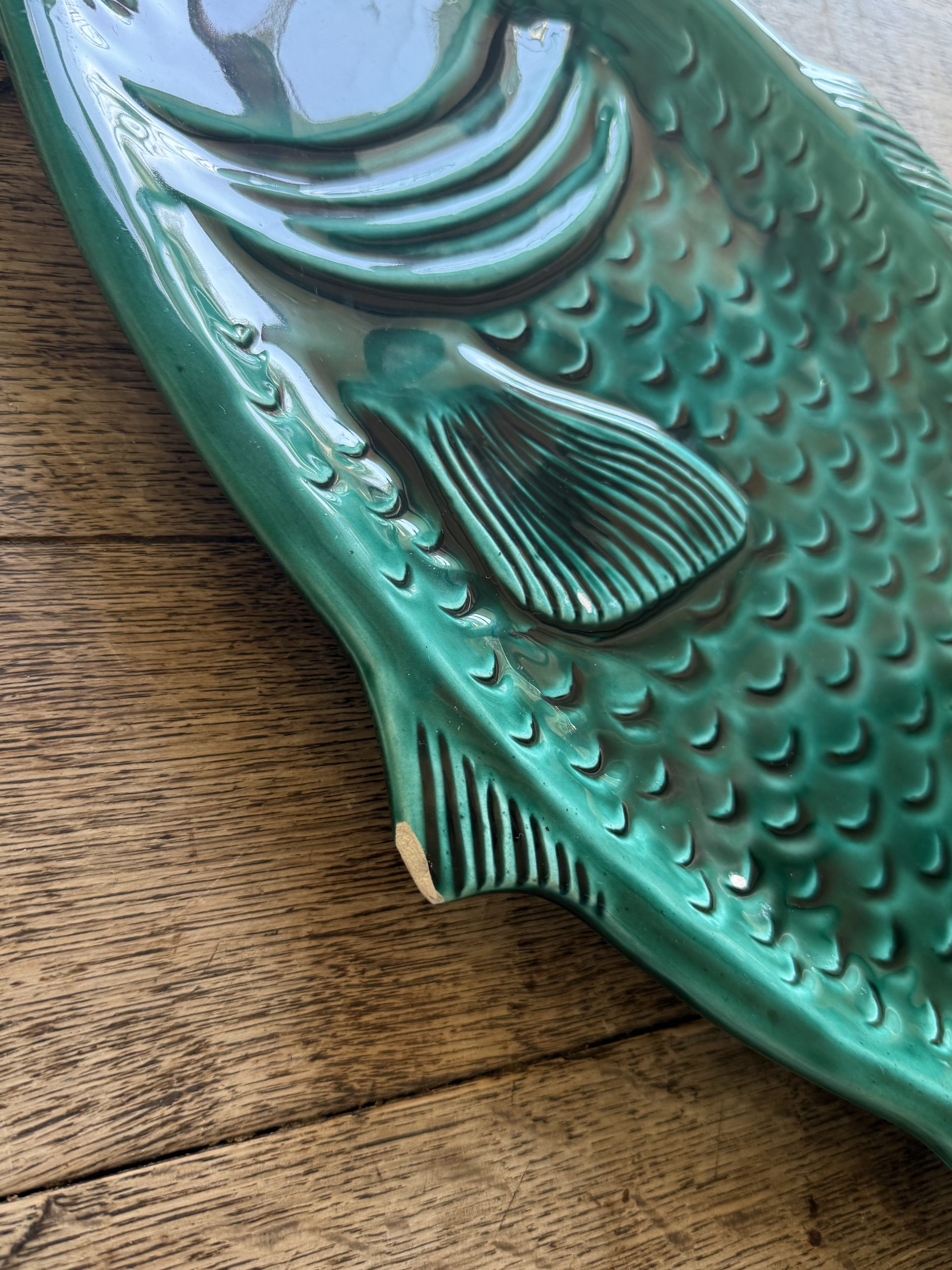Grand plat poisson en céramique émaillée verte – années 60 – Image 9