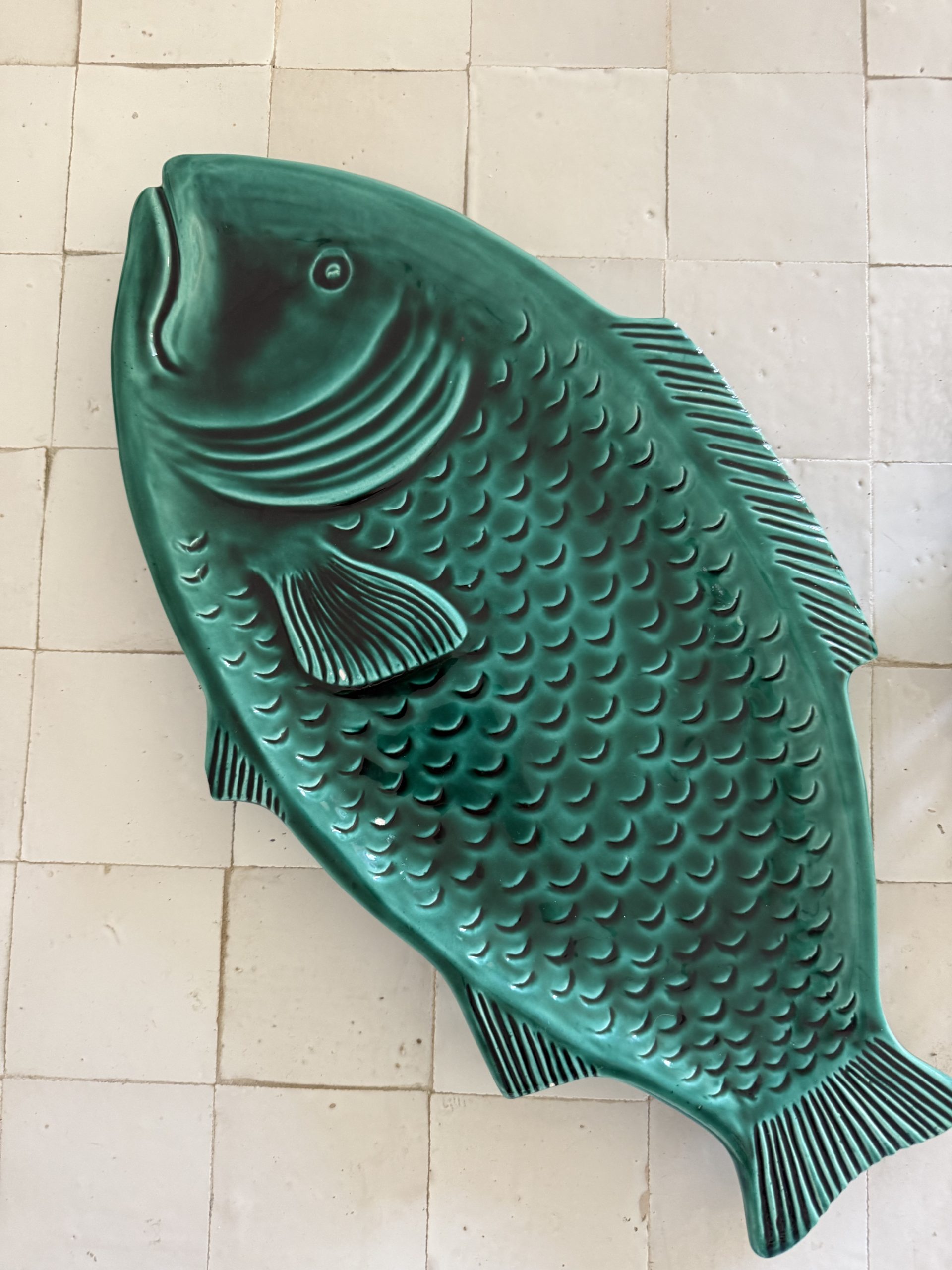 Grand plat poisson en céramique émaillée verte – années 60