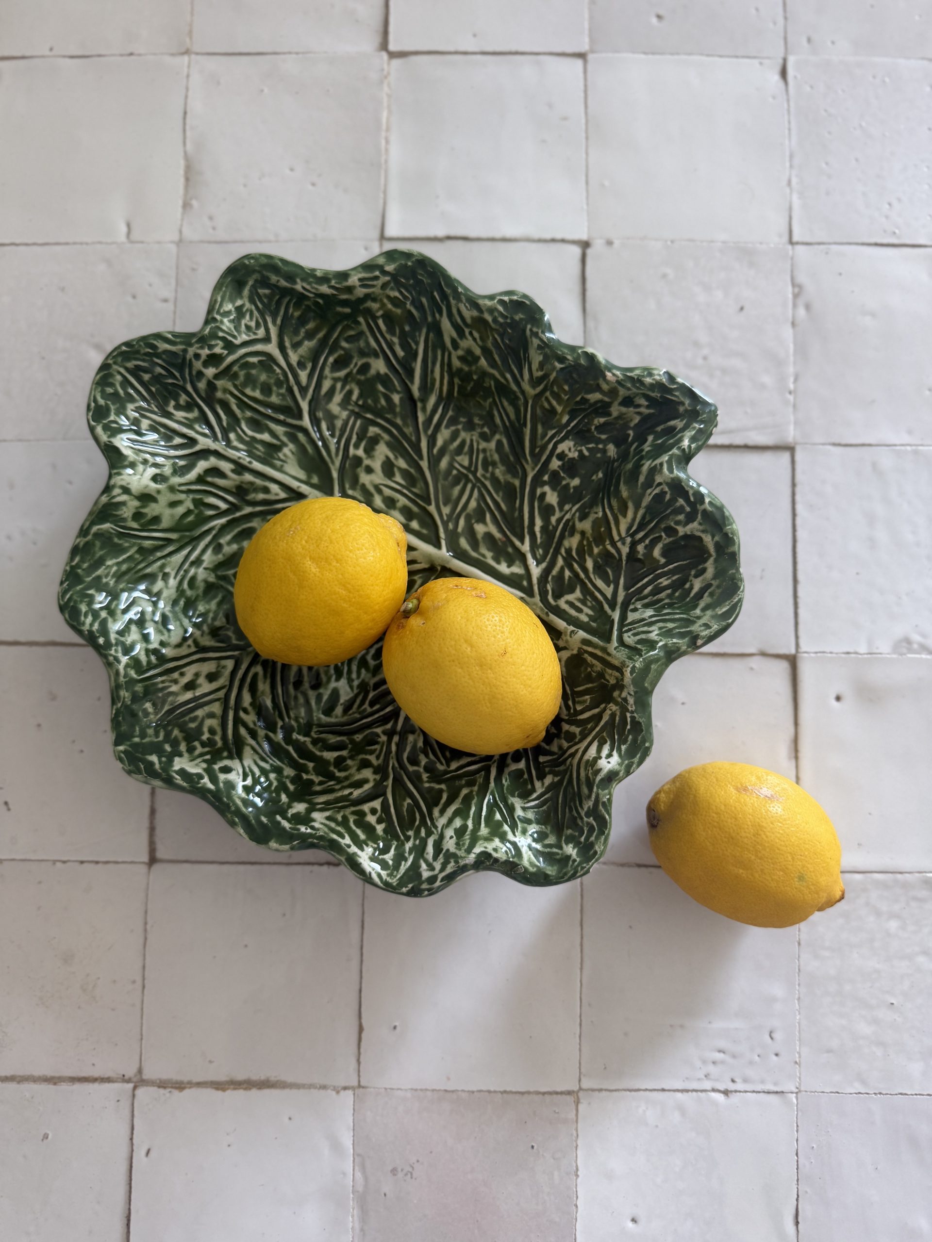 coupe en barbotine à décor de feuille de chou– céramique vintage – Image 2