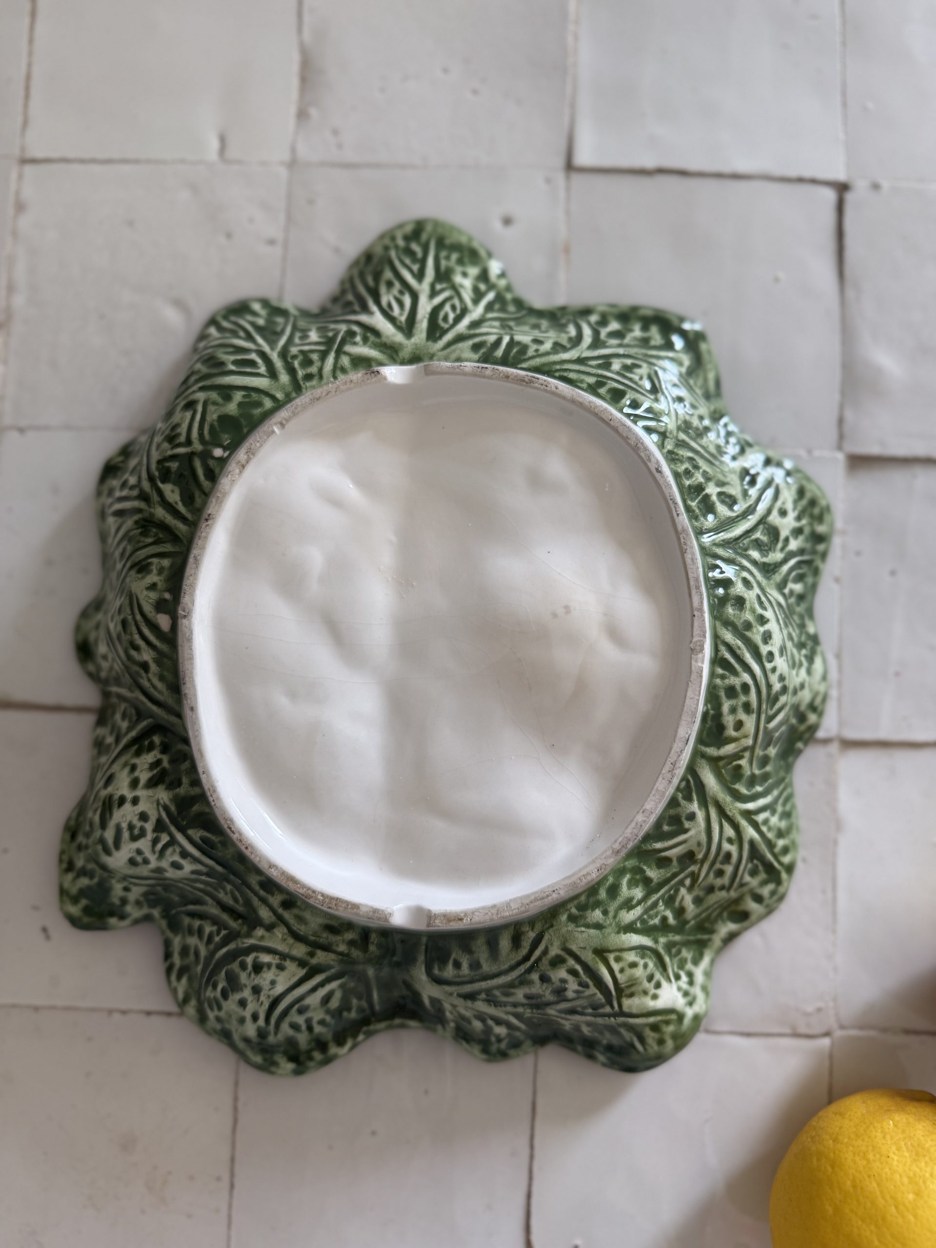 coupe en barbotine à décor de feuille de chou– céramique vintage – Image 7