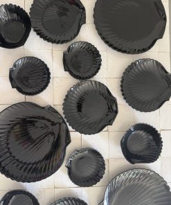Service de table en verre noir à décor coquillage – 15 pièces