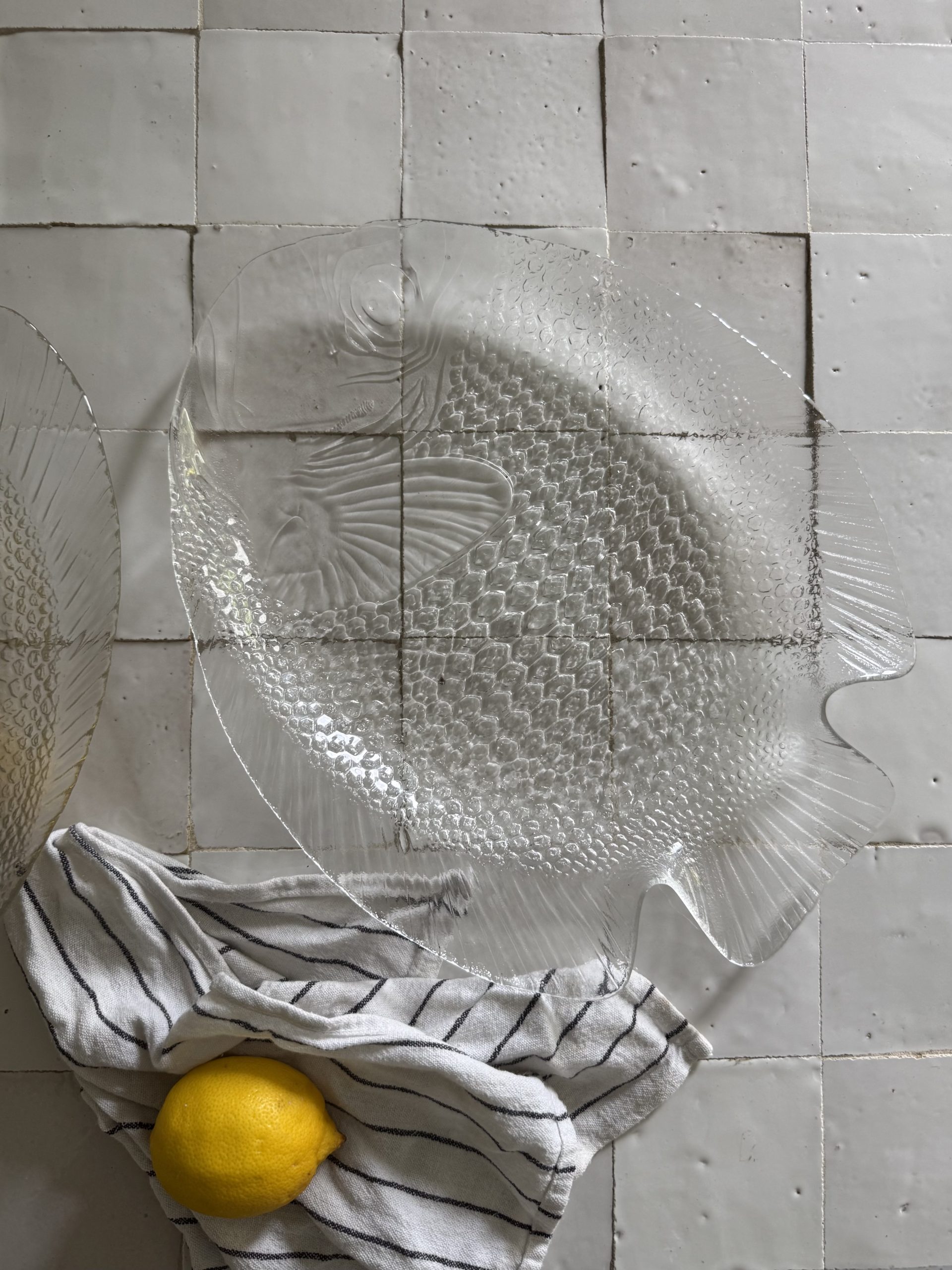 Paire de grands plats poisson en verre transparent – Image 4