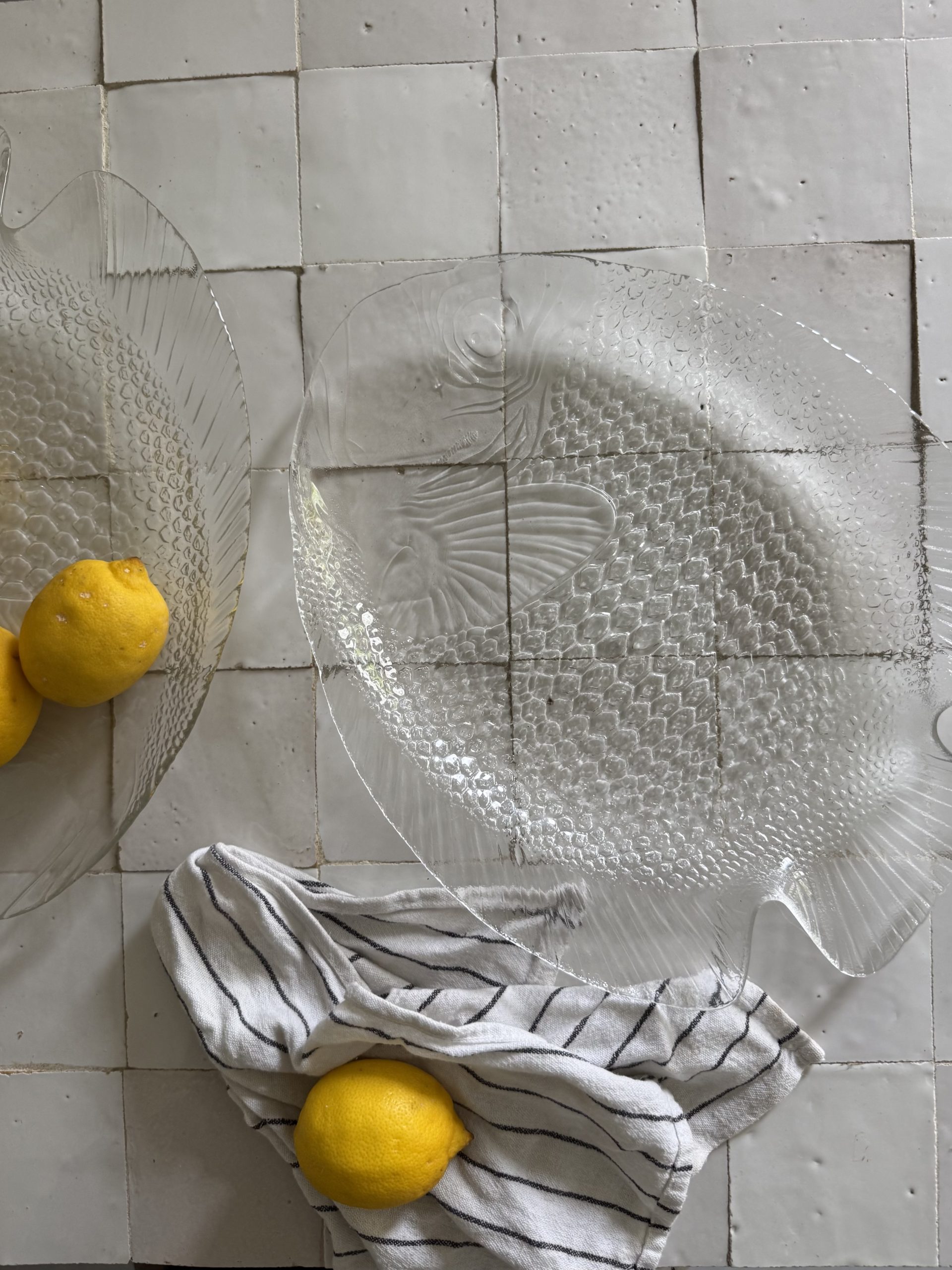 Paire de grands plats poisson en verre transparent – Image 3