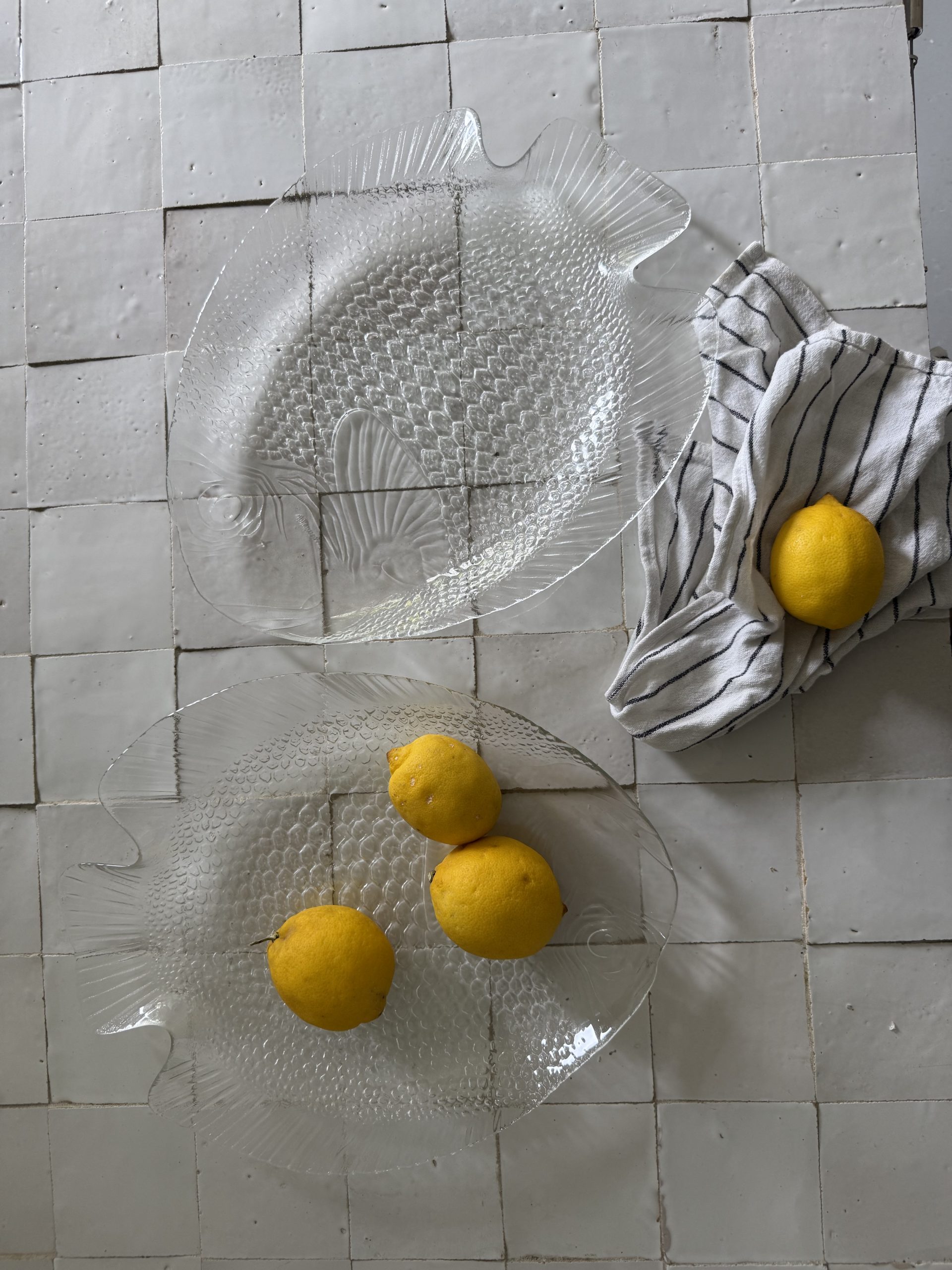 Paire de grands plats poisson en verre transparent – Image 2