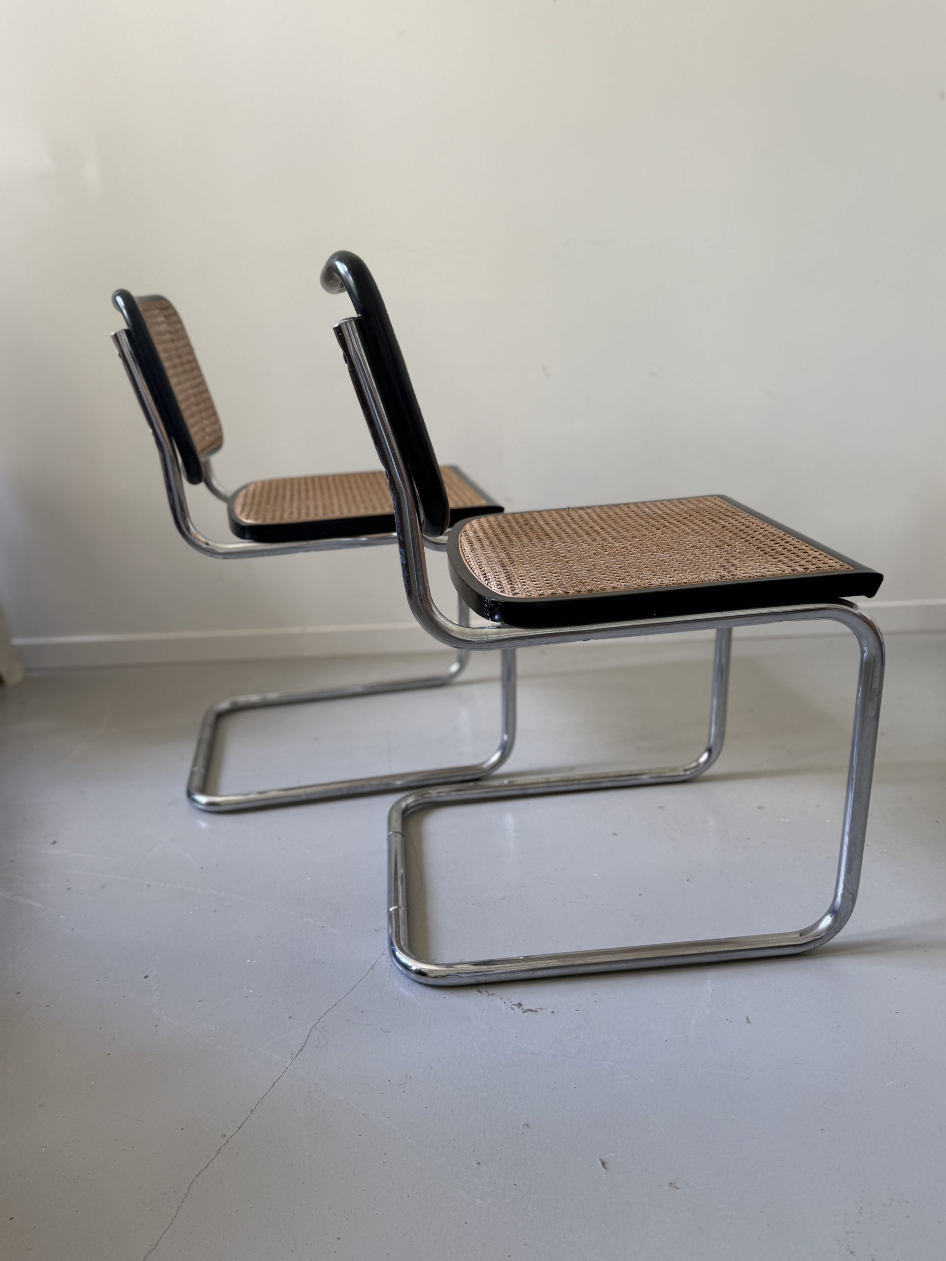 Paire de chaises modèle Cesca en cannage et métal chromé – Image 11