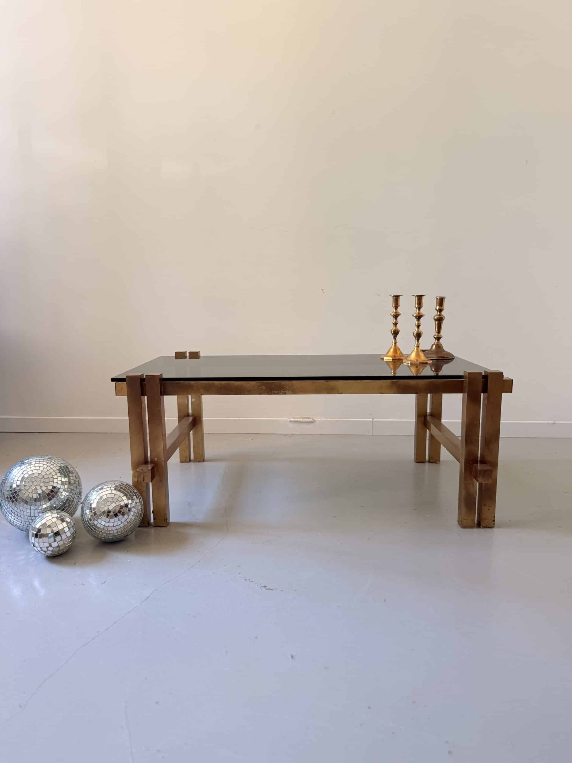 Table basse vintage années 70 en verre fumé et métal doré patiné