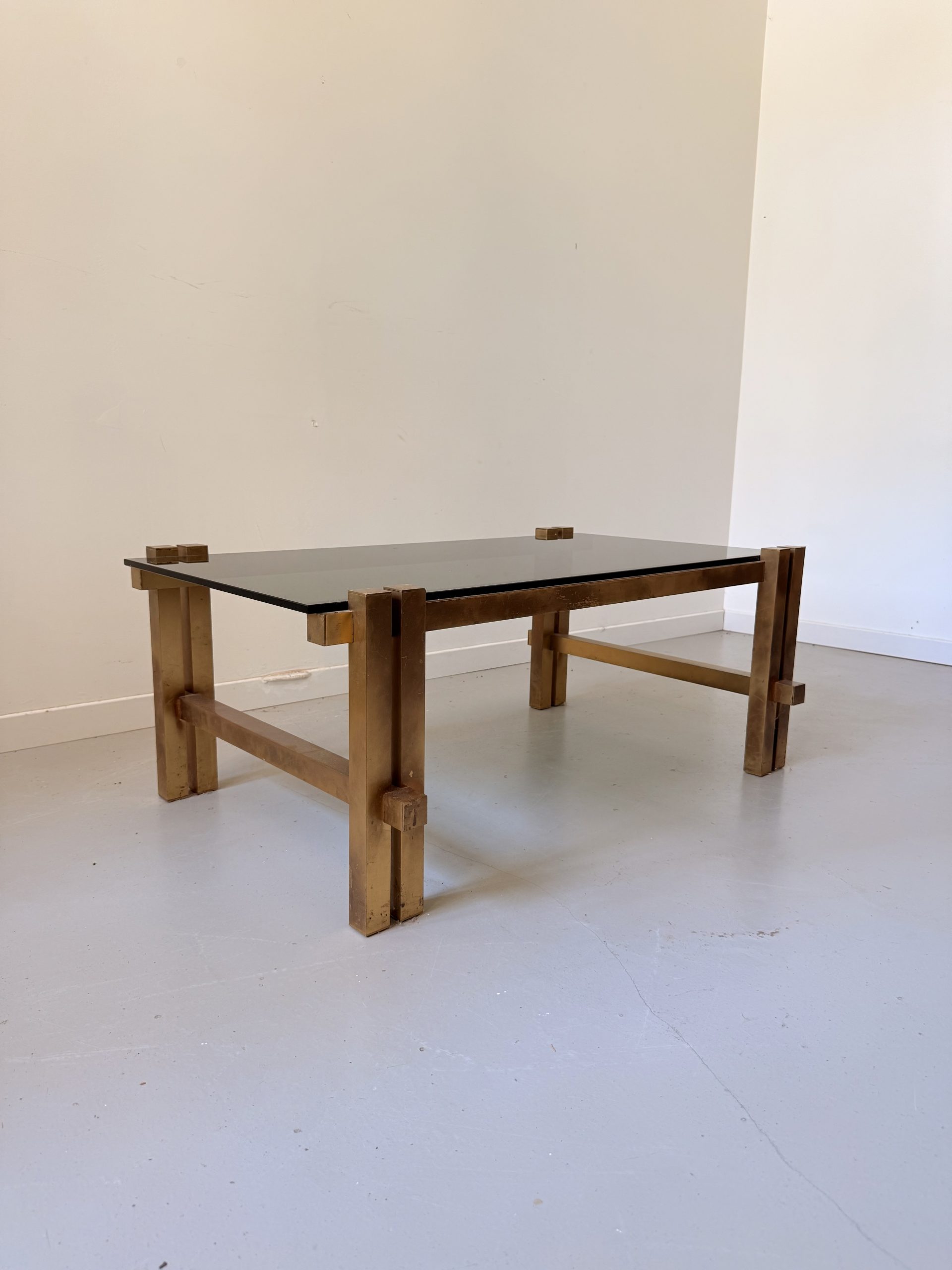 Table basse vintage années 70 en verre fumé et métal doré patiné – Image 2