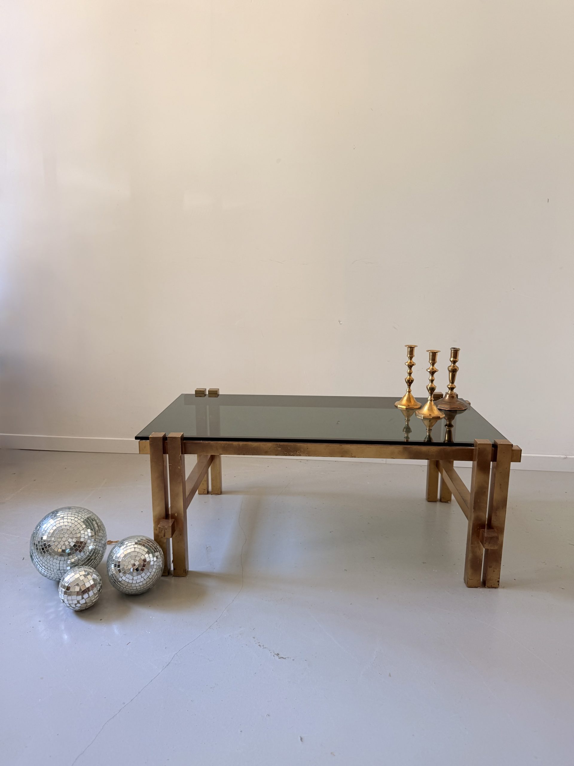 Table basse vintage années 70 en verre fumé et métal doré patiné – Image 3