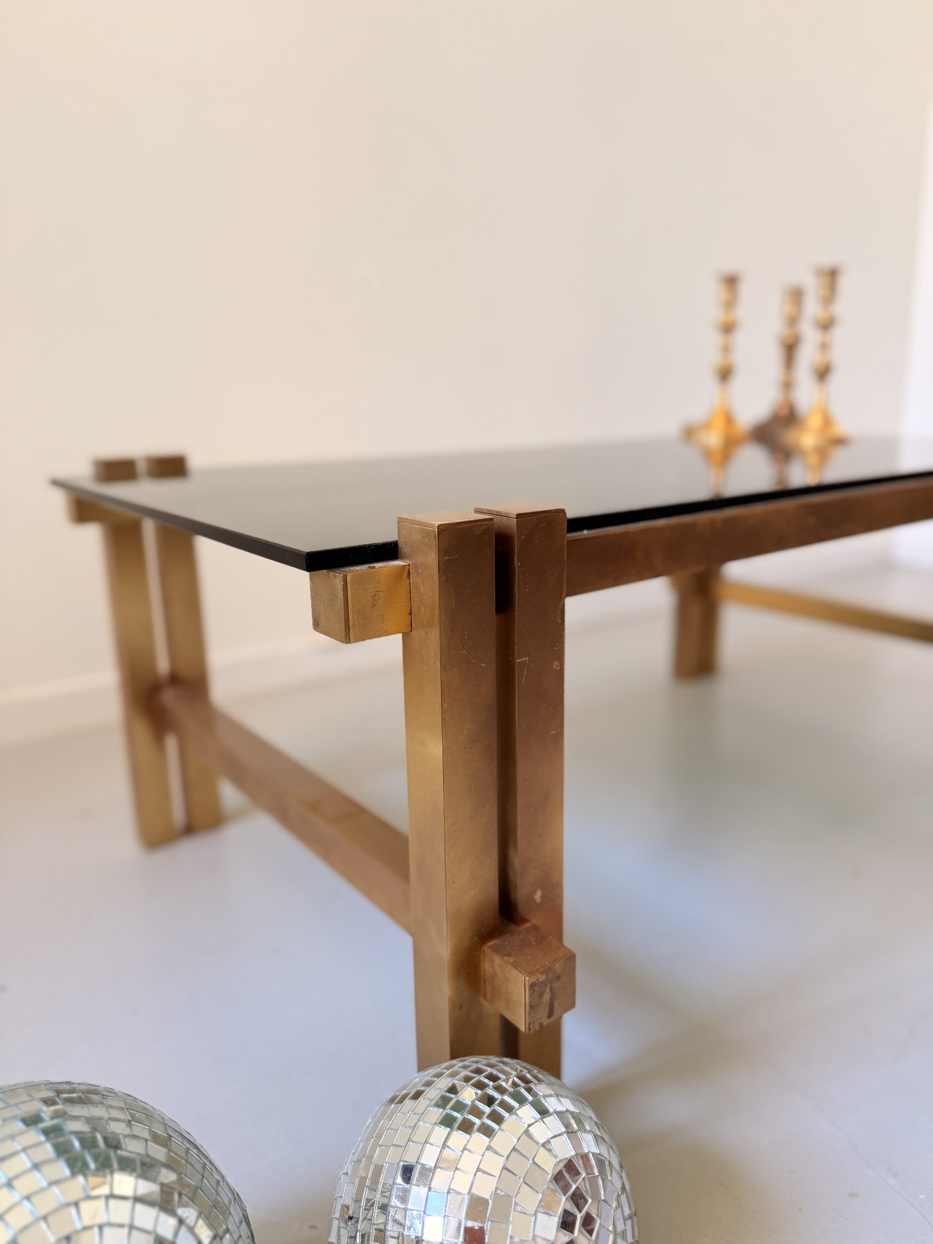 Table basse vintage années 70 en verre fumé et métal doré patiné – Image 4