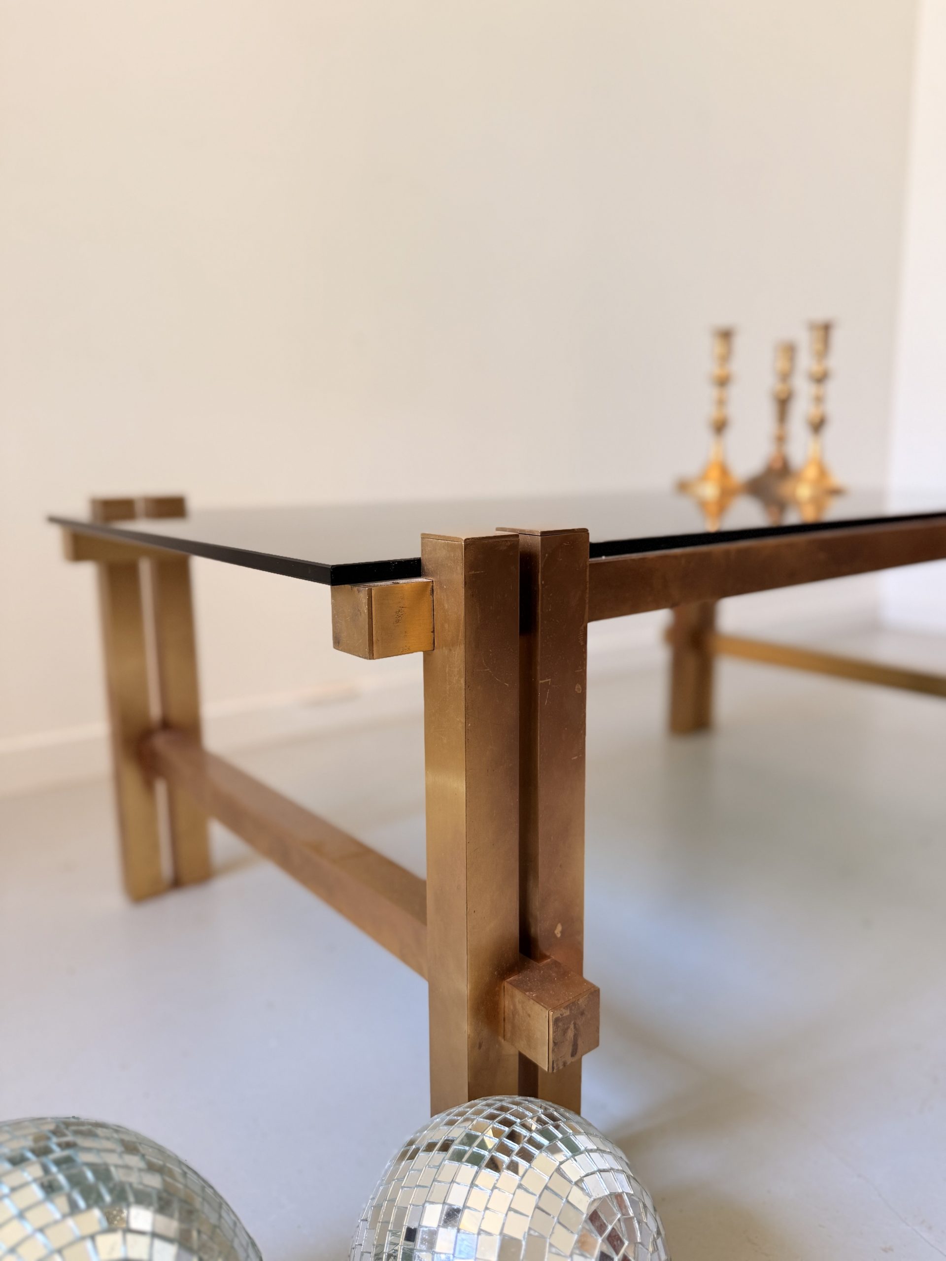 Table basse vintage années 70 en verre fumé et métal doré patiné – Image 6