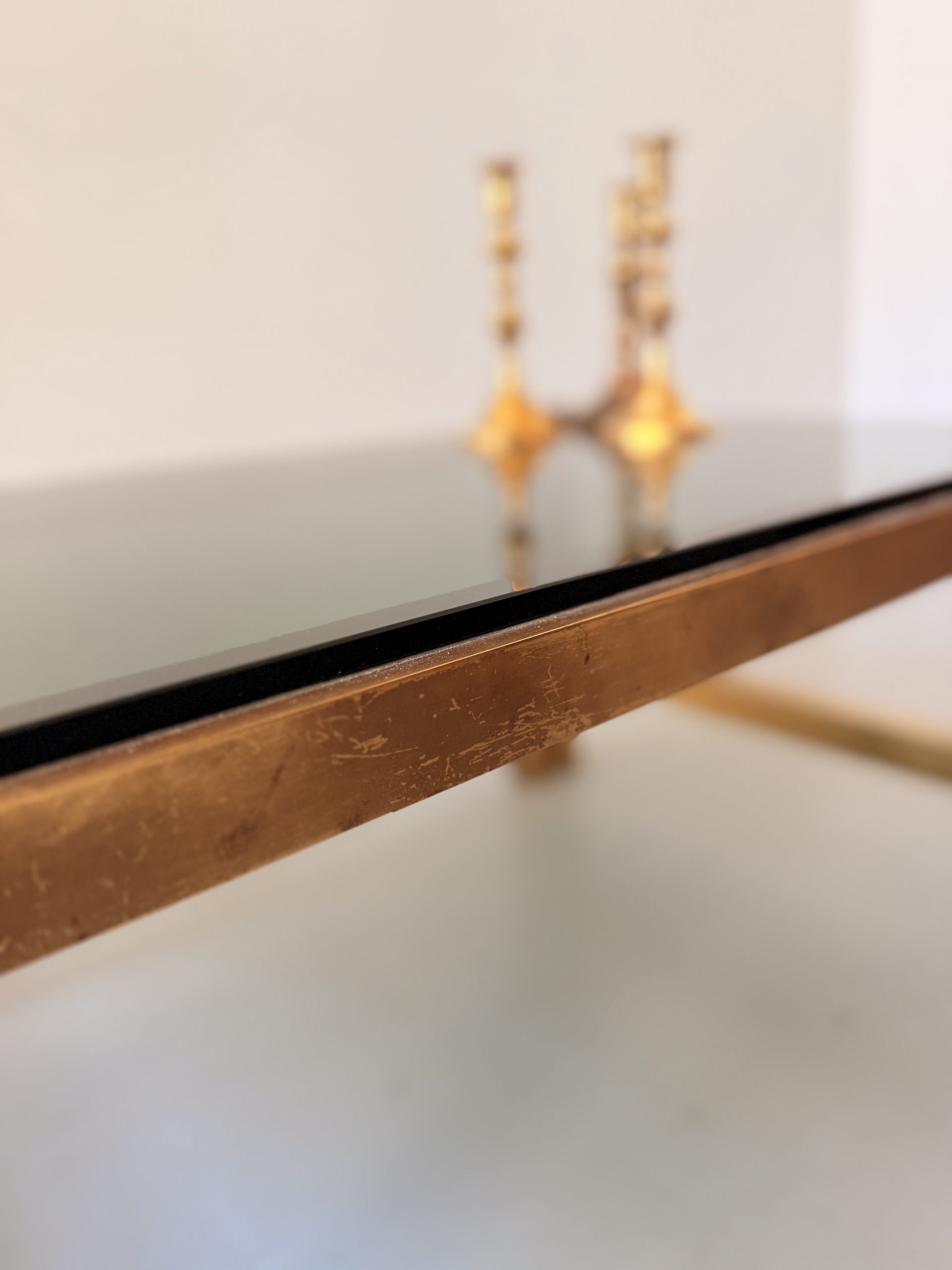 Table basse vintage années 70 en verre fumé et métal doré patiné – Image 7