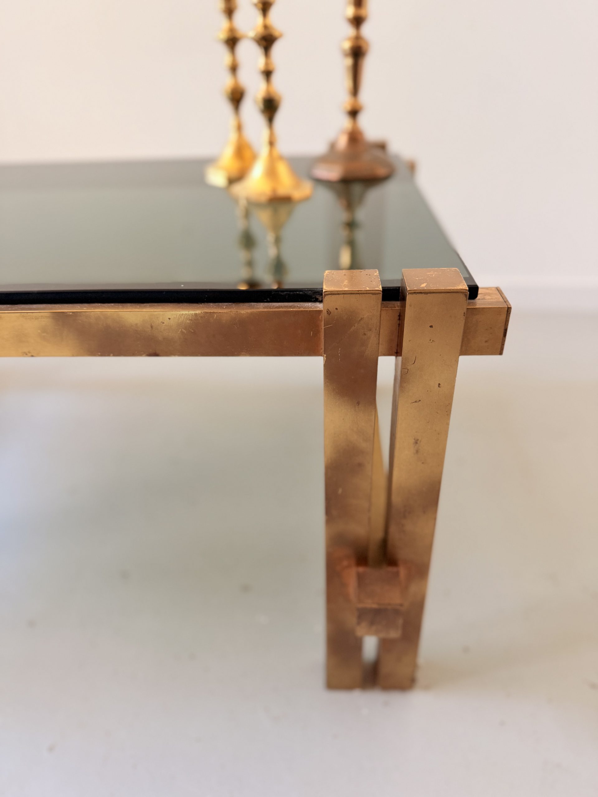 Table basse vintage années 70 en verre fumé et métal doré patiné – Image 9