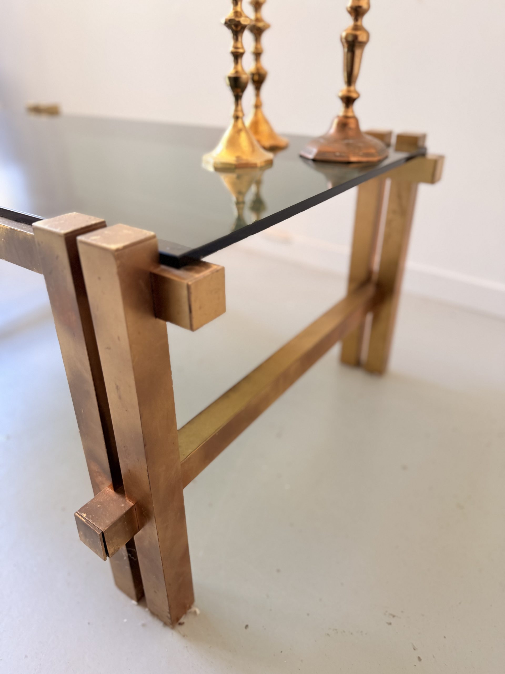 Table basse vintage années 70 en verre fumé et métal doré patiné – Image 10