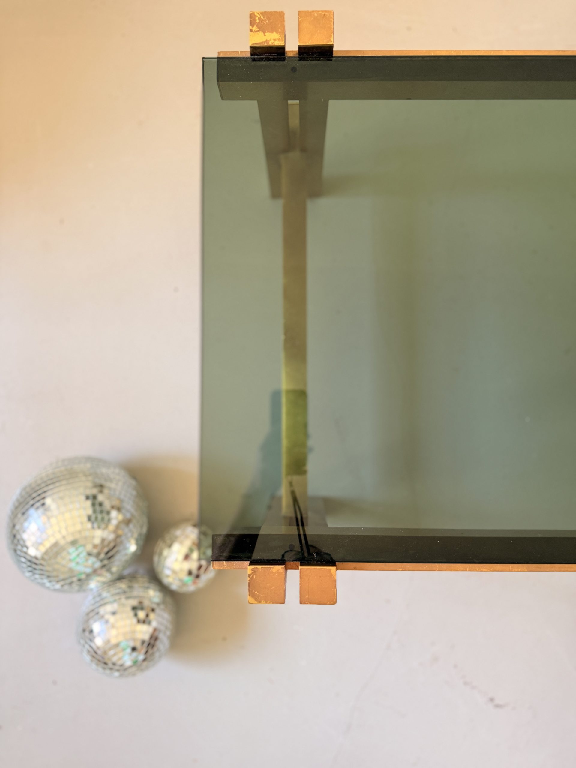 Table basse vintage années 70 en verre fumé et métal doré patiné – Image 11
