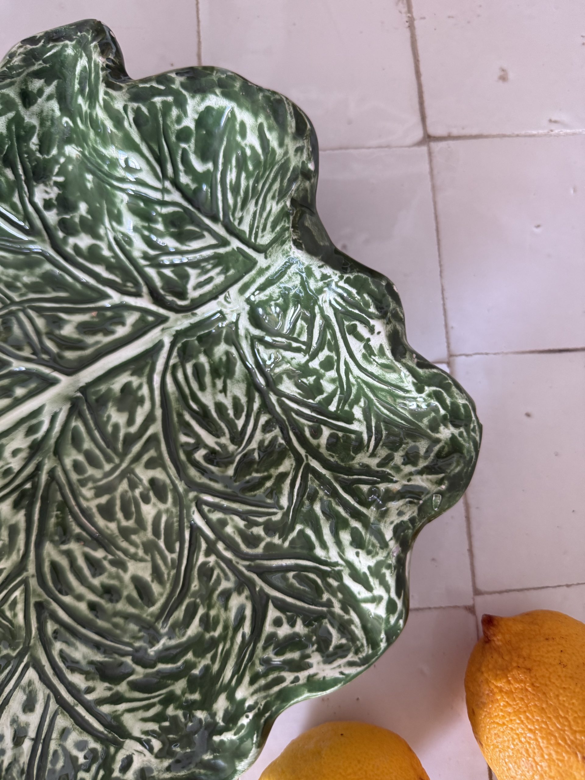 Plat feuille de chou en barbotine verte – Image 4
