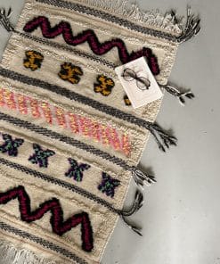 Alternative view of Tapis berbère marocain type Hanbel à motifs colorés