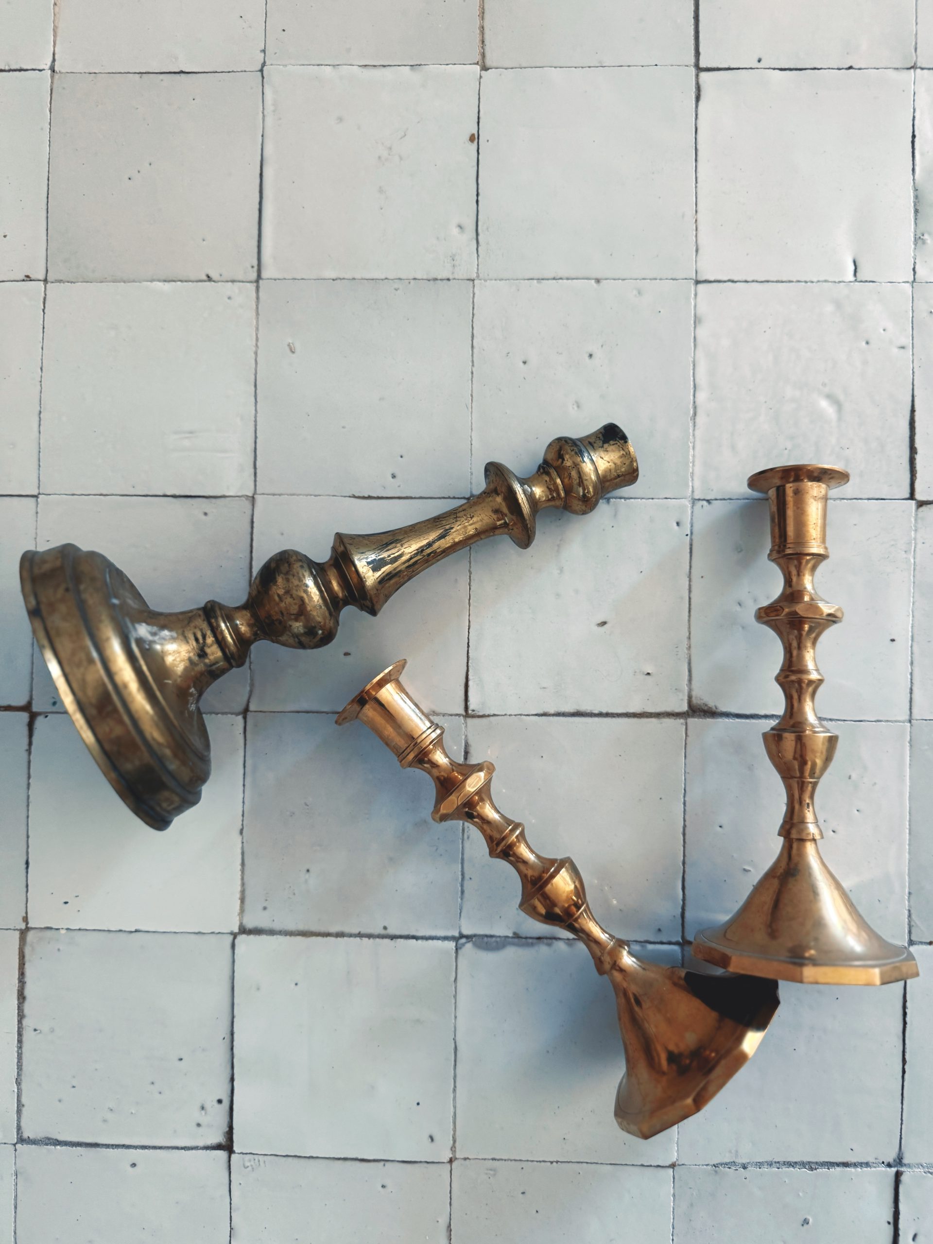 Lot de 3 bougeoirs en laiton doré – Image 2