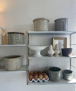 3 pots à faisselle anciens en grès - tonalités naturelles