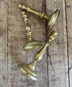 Trois bougeoirs anciens en laiton