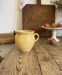 Pichet ancien en terre vernissée jaune