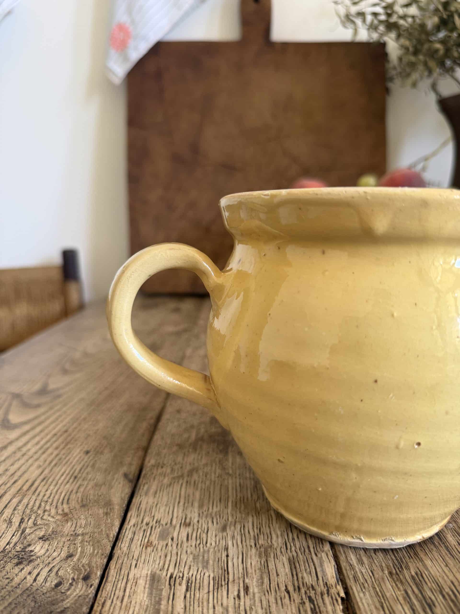 Pichet ancien en terre vernissée jaune – Image 4