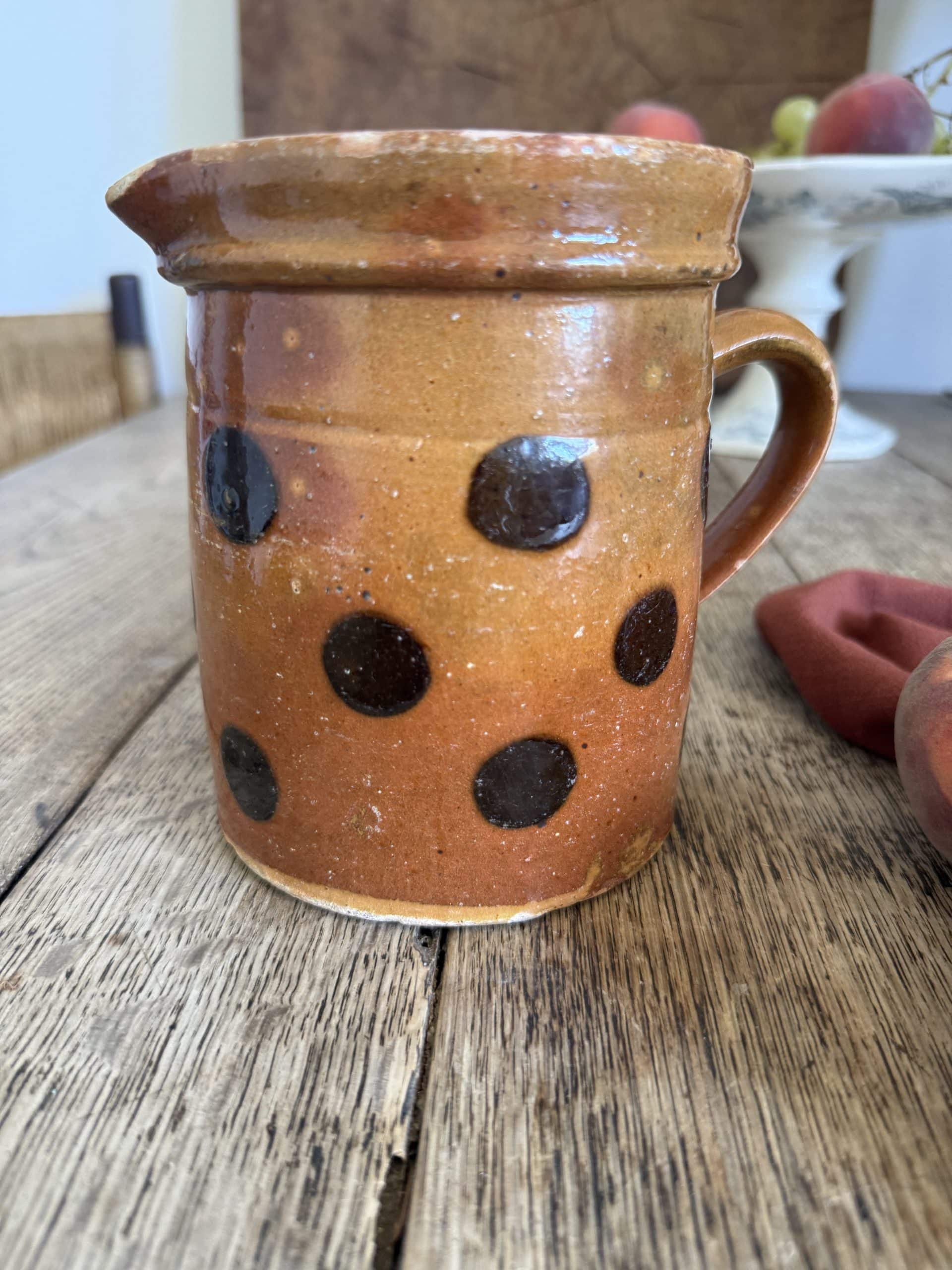 Pichet ancien à pois en terre vernissée – Image 2
